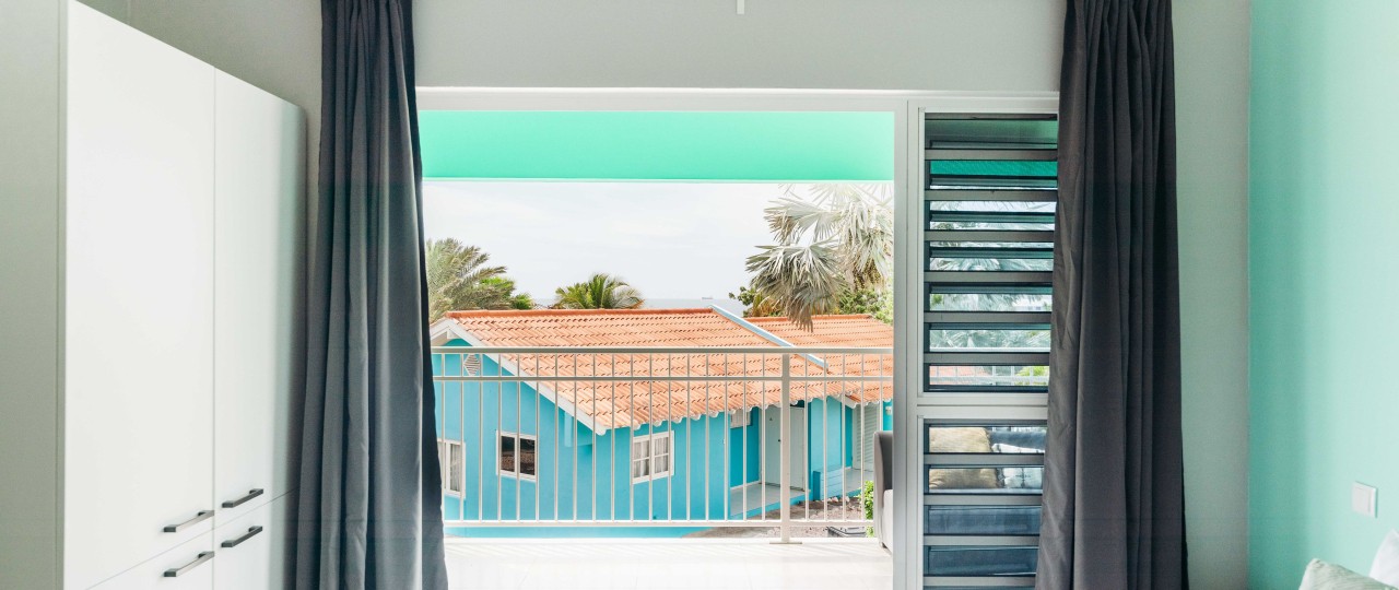 Uitzicht op andere bungalows vanaf de slaapkamer