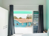 Uitzicht op andere bungalows vanaf de slaapkamer