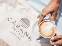 Mambo Beach dichtbij een resort met vakantiehuisjes op Curacao