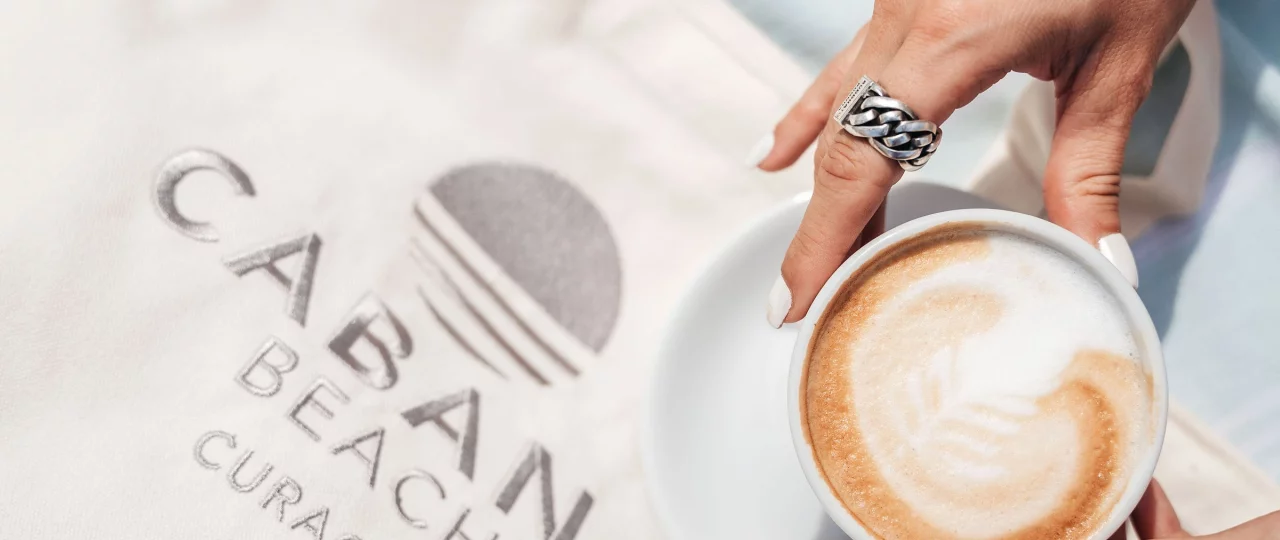 Mambo Beach dichtbij een resort met vakantiehuisjes op Curacao