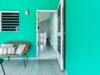 Gezellig zitje bij de zijkant van de bungalow