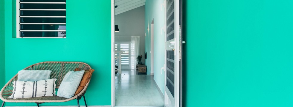 Gezellig zitje bij de zijkant van de bungalow