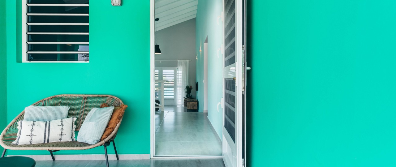 Gezellig zitje bij de zijkant van de bungalow