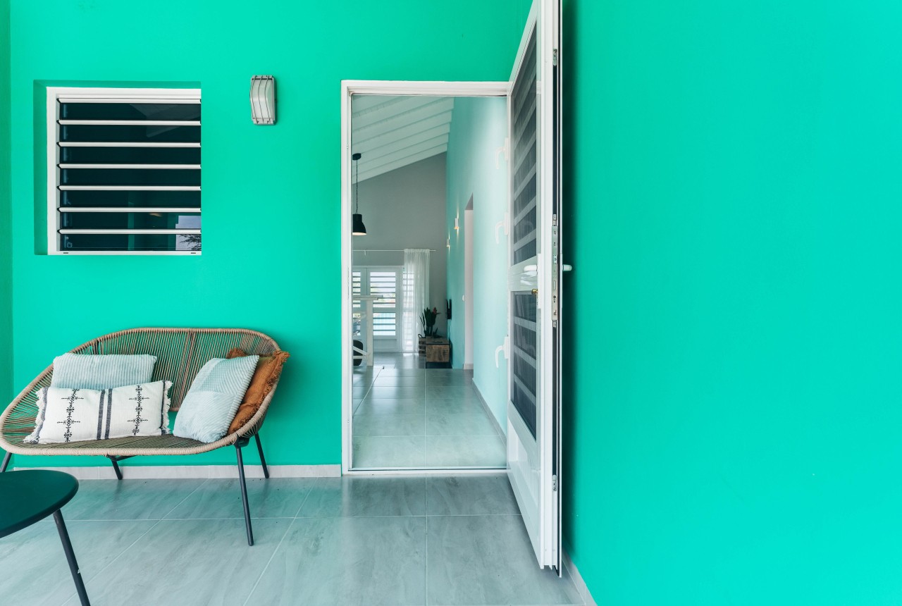 Gezellig zitje bij de zijkant van de bungalow