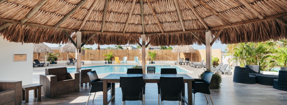 zwembad-en-ligbedden-resort-curacao