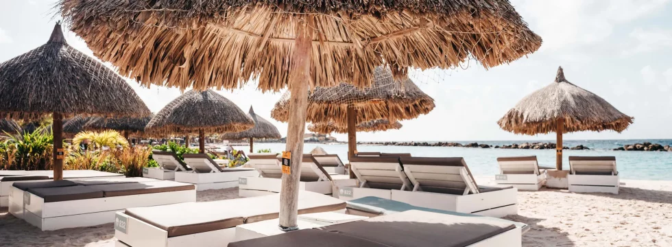 Luxe Beachbeds bij Cabana Beach, Mambo Beach Curacao