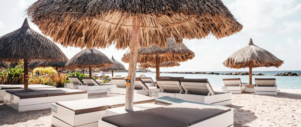 Luxe Beachbeds bij Cabana Beach, Mambo Beach Curacao
