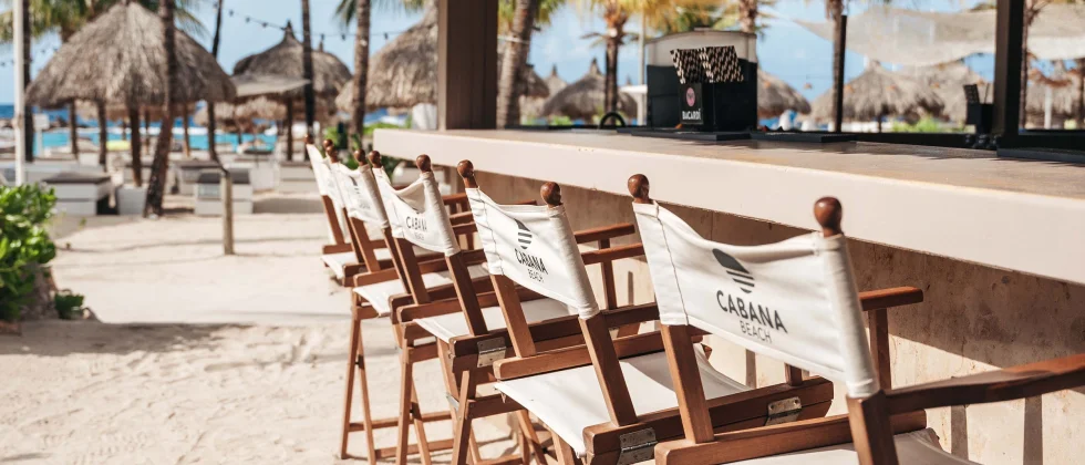 Mambo Beach dichtbij een resort met vakantiehuisjes op Curacao