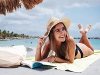 Mambo Beach dichtbij een resort met vakantiehuisjes op Curacao