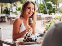 Mambo Beach dichtbij een resort met vakantiehuisjes op Curacao