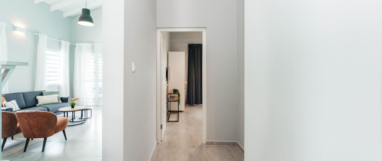 Abertura da porta com vista para a sala de estar