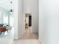 Abertura da porta com vista para a sala de estar