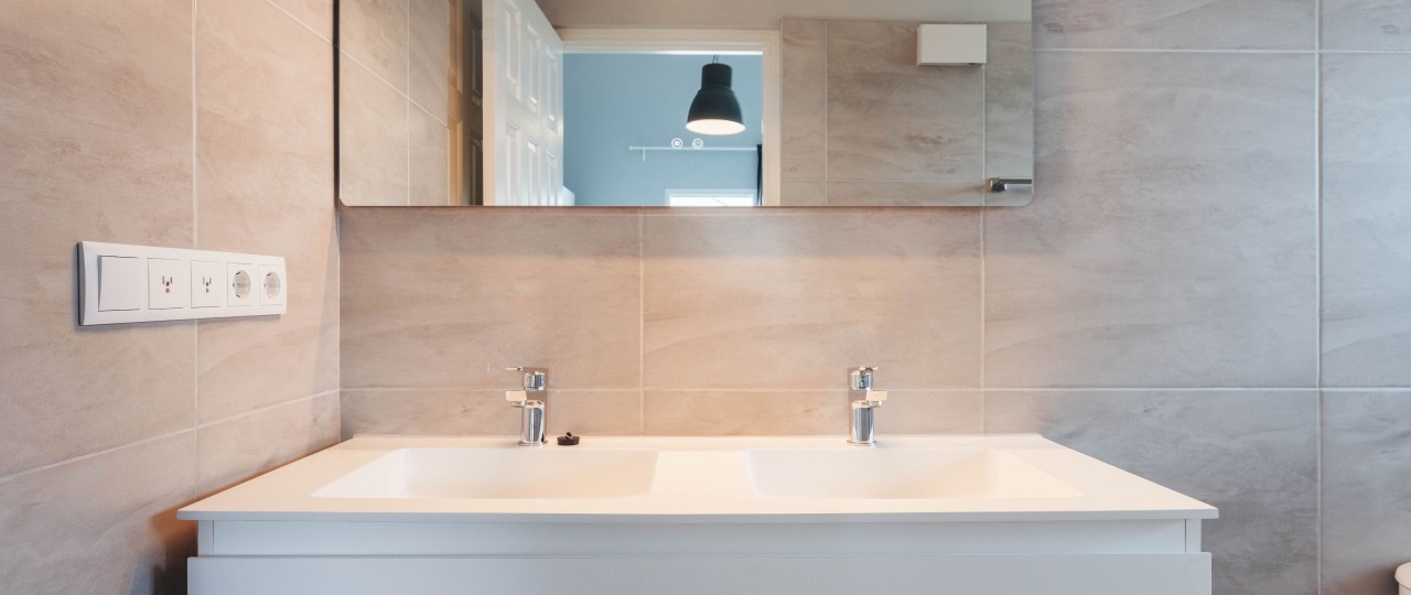 Casa de banho moderna do bungalow