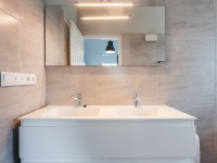 Casa de banho moderna do bungalow