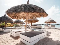 Luxe Beachbeds bij Cabana Beach, Mambo Beach Curacao